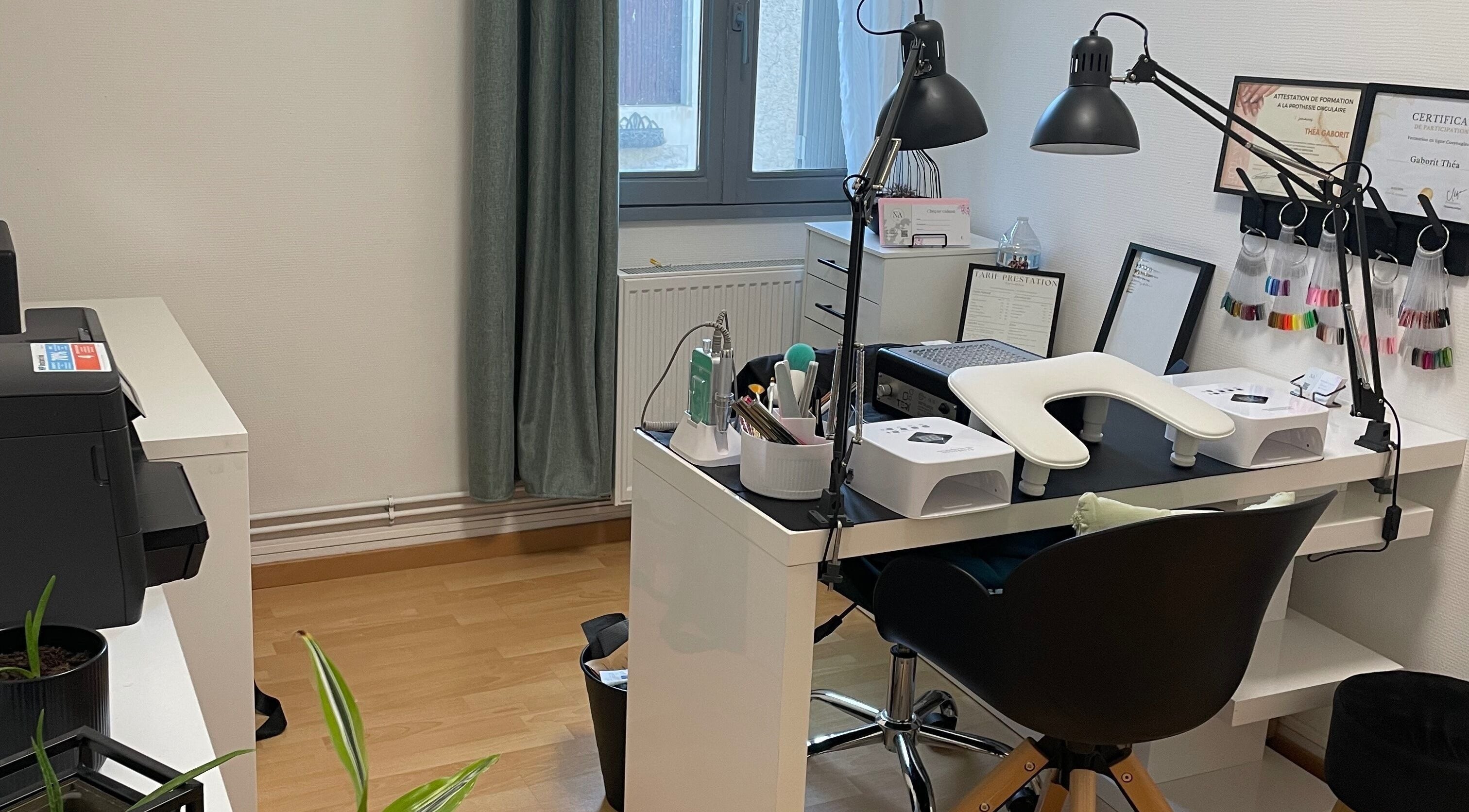 Espace de travail soigné chez Nail’s Addicte à Boivre-la-vallée, Nouvelle-aquitaine, FR avec outils et décor moderne.