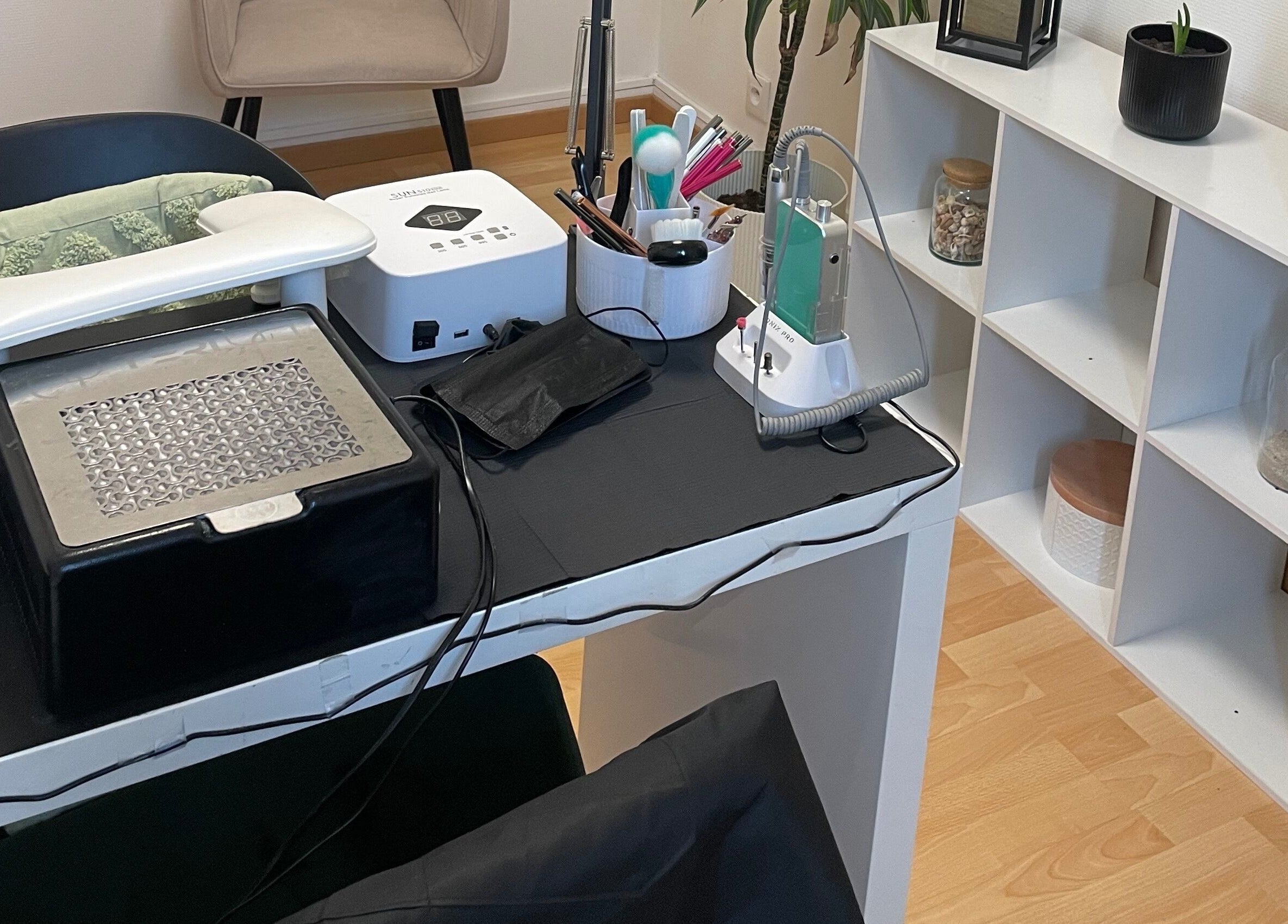 Espace de manucure moderne chez Nail’s Addicte, Boivre-la-vallée, Nouvelle-aquitaine, FR.