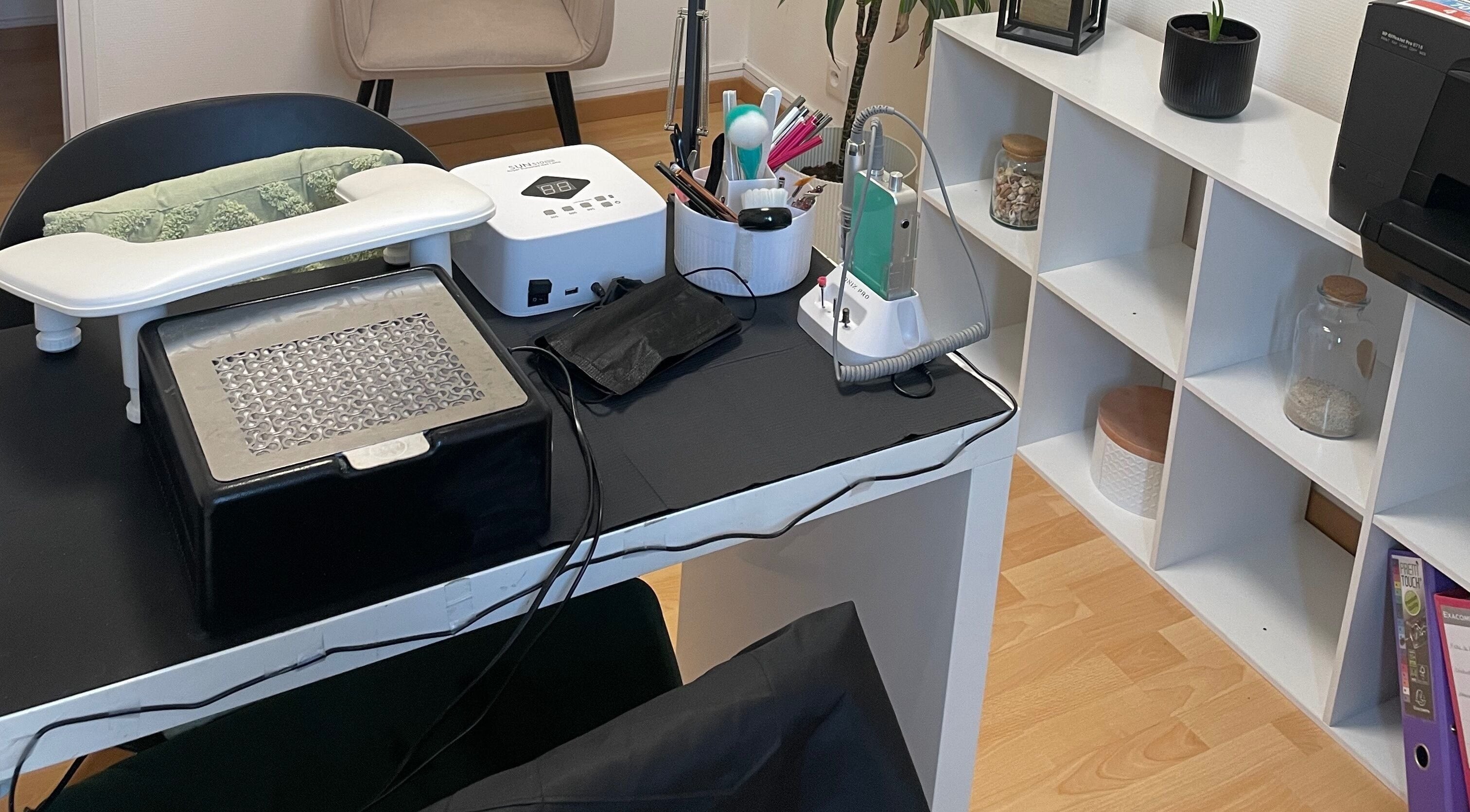 Espace de manucure moderne chez Nail’s Addicte, Boivre-la-vallée, Nouvelle-aquitaine, FR.