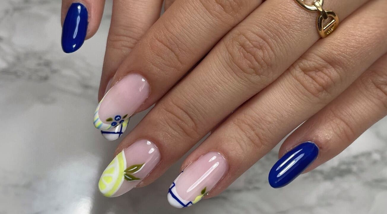 Nail art bleu et citron à Emeelia Nails, Sedan, Grand Est, FR. Style élégant et moderne pour toutes occasions.