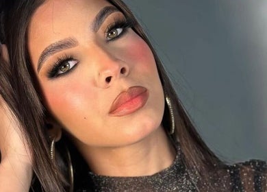 Close-up de maquillaje elegante en Iconic Stylus, Caguas, Caguas, PR. Piel impecable y mirada intensa.
