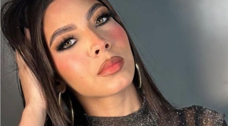 Close-up de maquillaje elegante en Iconic Stylus, Caguas, Caguas, PR. Piel impecable y mirada intensa.