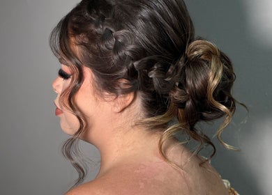 Peinado trenzado elegante en Iconic Stylus, Caguas, Caguas, PR, destacando belleza y estilo.