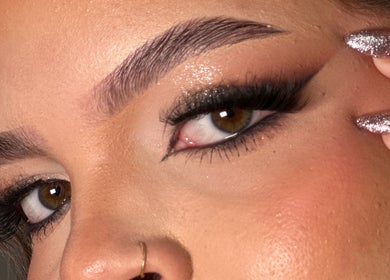 Cerca de ojos maquillados con glitter en Iconic Stylus, Caguas, Caguas, PR.