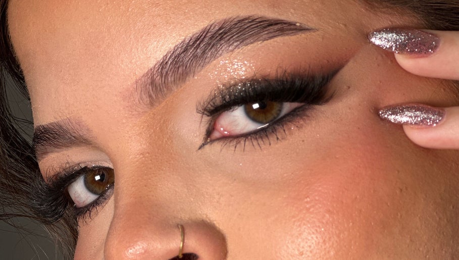 Detalle de maquillaje de ojos con pestañas glamorosas en Iconic Stylus, Caguas, Caguas, PR.