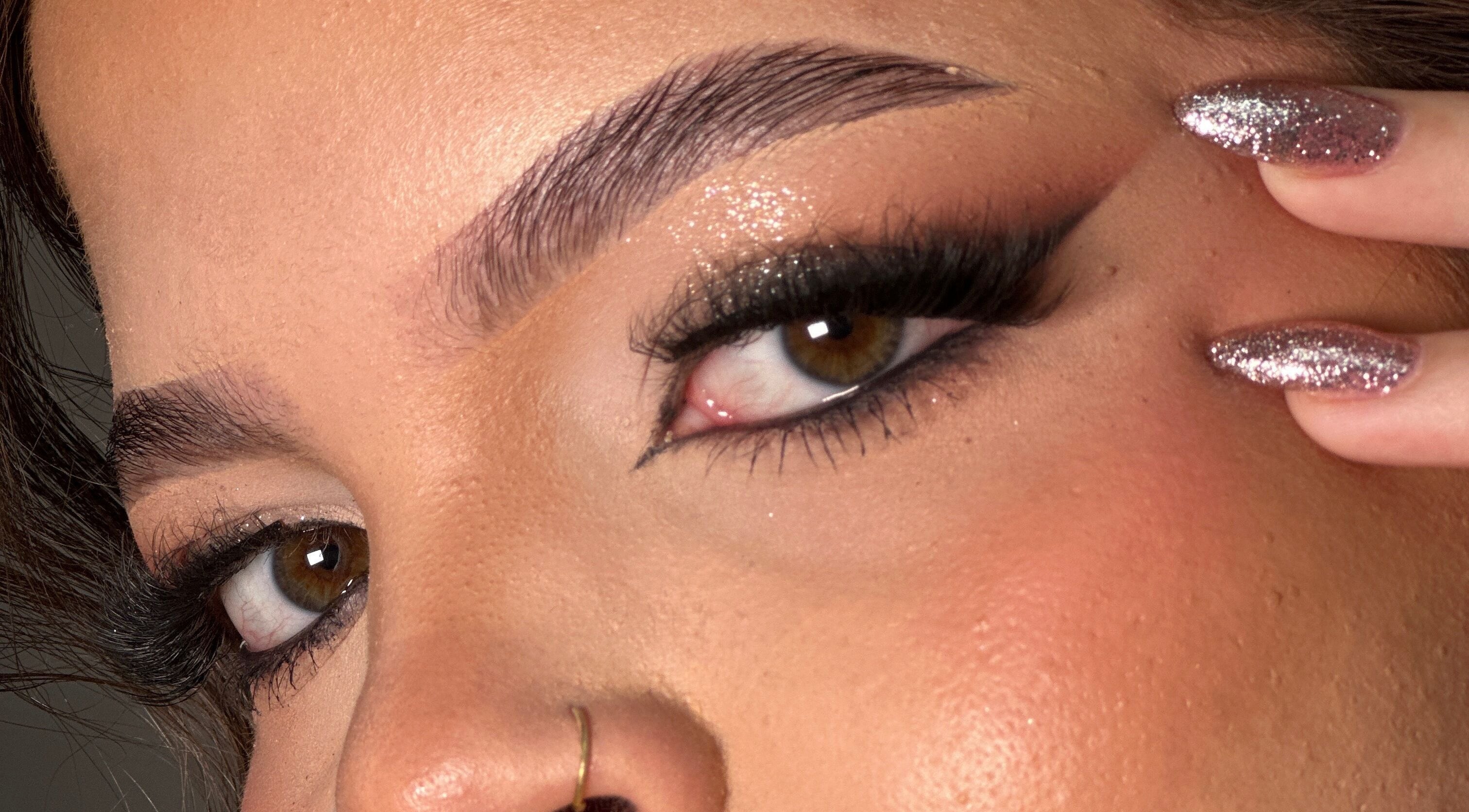 Detalle de maquillaje de ojos con pestañas glamorosas en Iconic Stylus, Caguas, Caguas, PR.