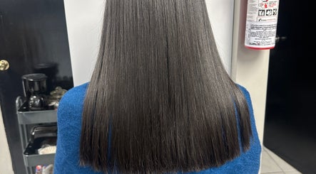 Cabello liso y brillante en Iconic Stylus, Caguas, Caguas, PR. Resultado profesional en salón.