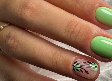Elegante manicura verde con diseño floral en Iconic Stylus, Caguas, Caguas, PR.