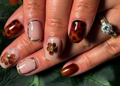 Nail art fleuri à Nail Bar Tahiti, Mahina, Polynésie Française, PF. Élégance et créativité uniques.
