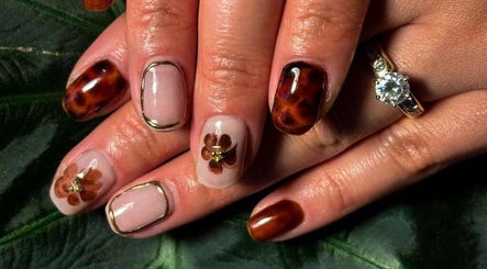 Nail art fleuri à Nail Bar Tahiti, Mahina, Polynésie Française, PF. Élégance et créativité uniques.