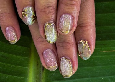 Manucure artistique avec accents dorés chez Nail Bar Tahiti, Mahina, Polynésie Française, PF.