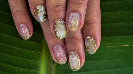 Manucure artistique avec accents dorés chez Nail Bar Tahiti, Mahina, Polynésie Française, PF.