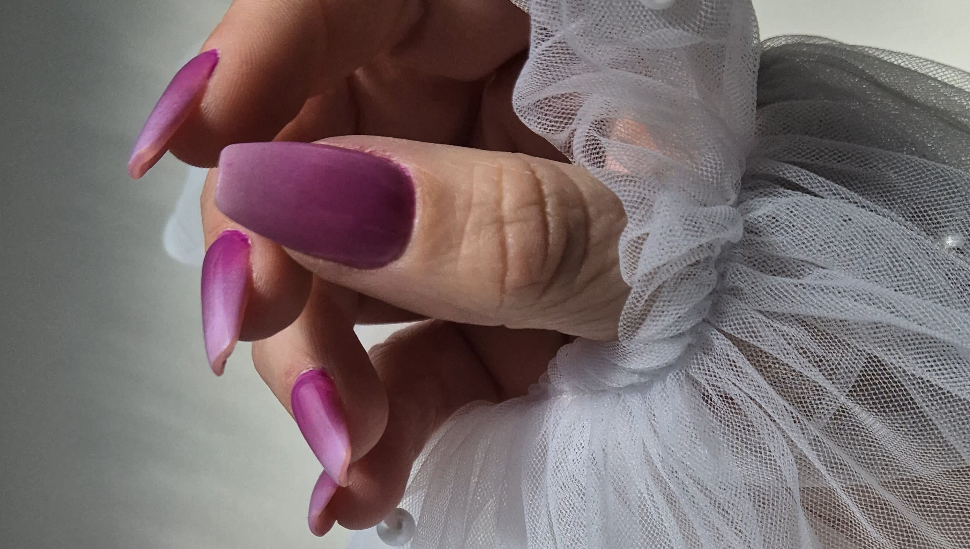 Ongles violets élégants à Hello Beauty, Ineuil, Centre-val De Loire, FR, mettant en valeur la beauté délicate.