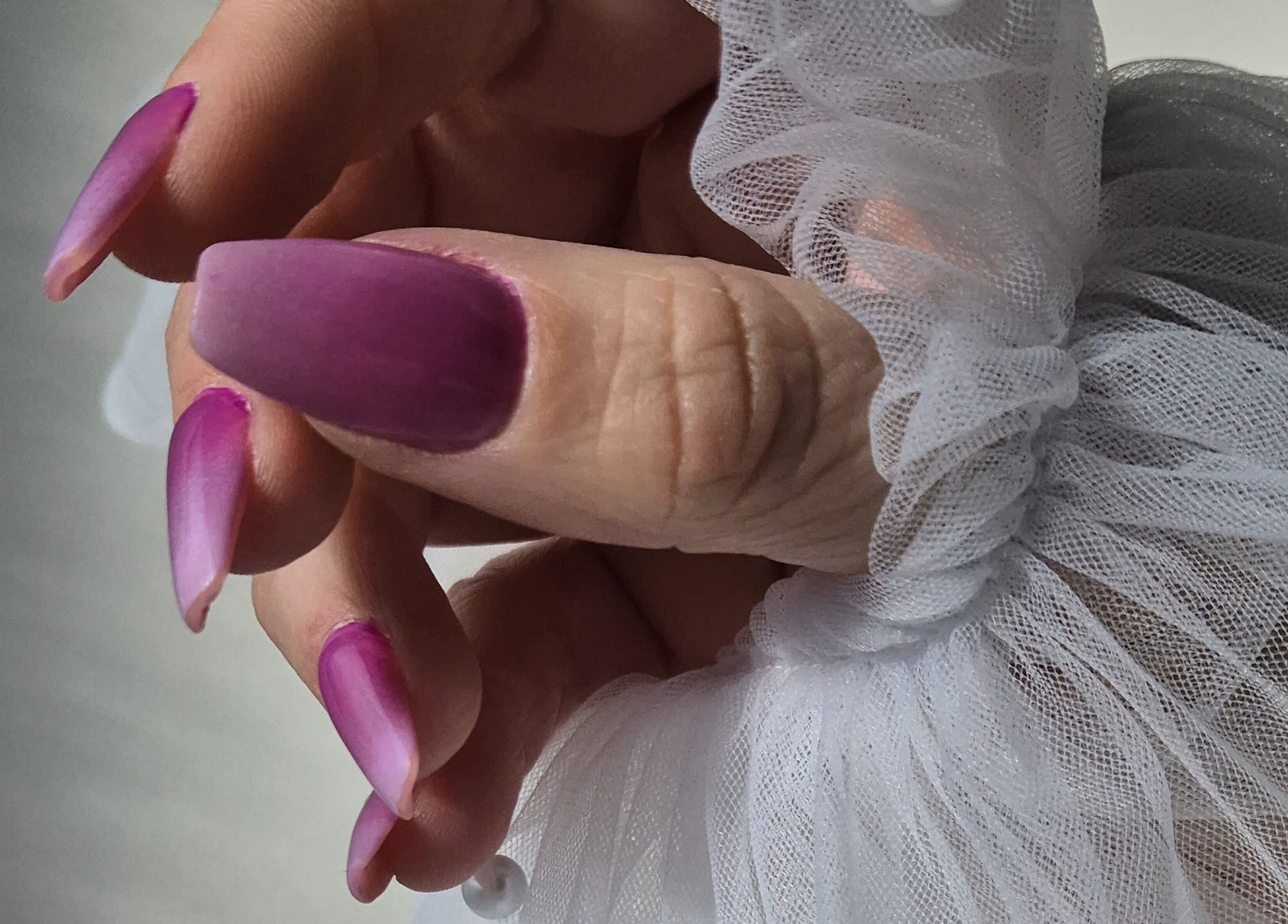 Ongles violets élégants à Hello Beauty, Ineuil, Centre-val De Loire, FR, mettant en valeur la beauté délicate.