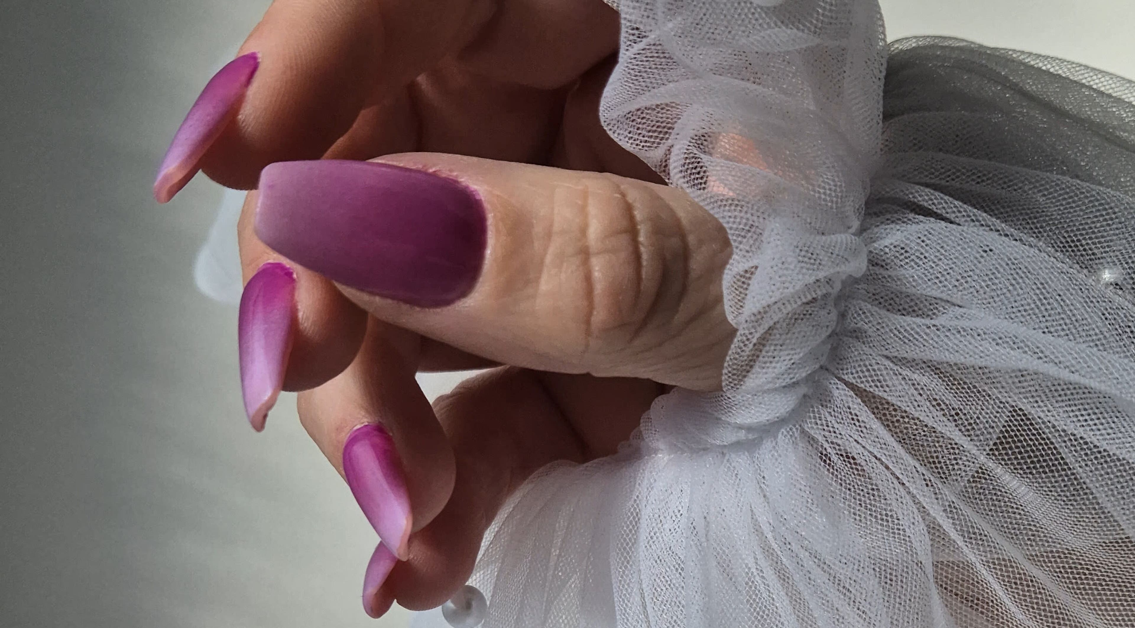 Ongles violets élégants à Hello Beauty, Ineuil, Centre-val De Loire, FR, mettant en valeur la beauté délicate.