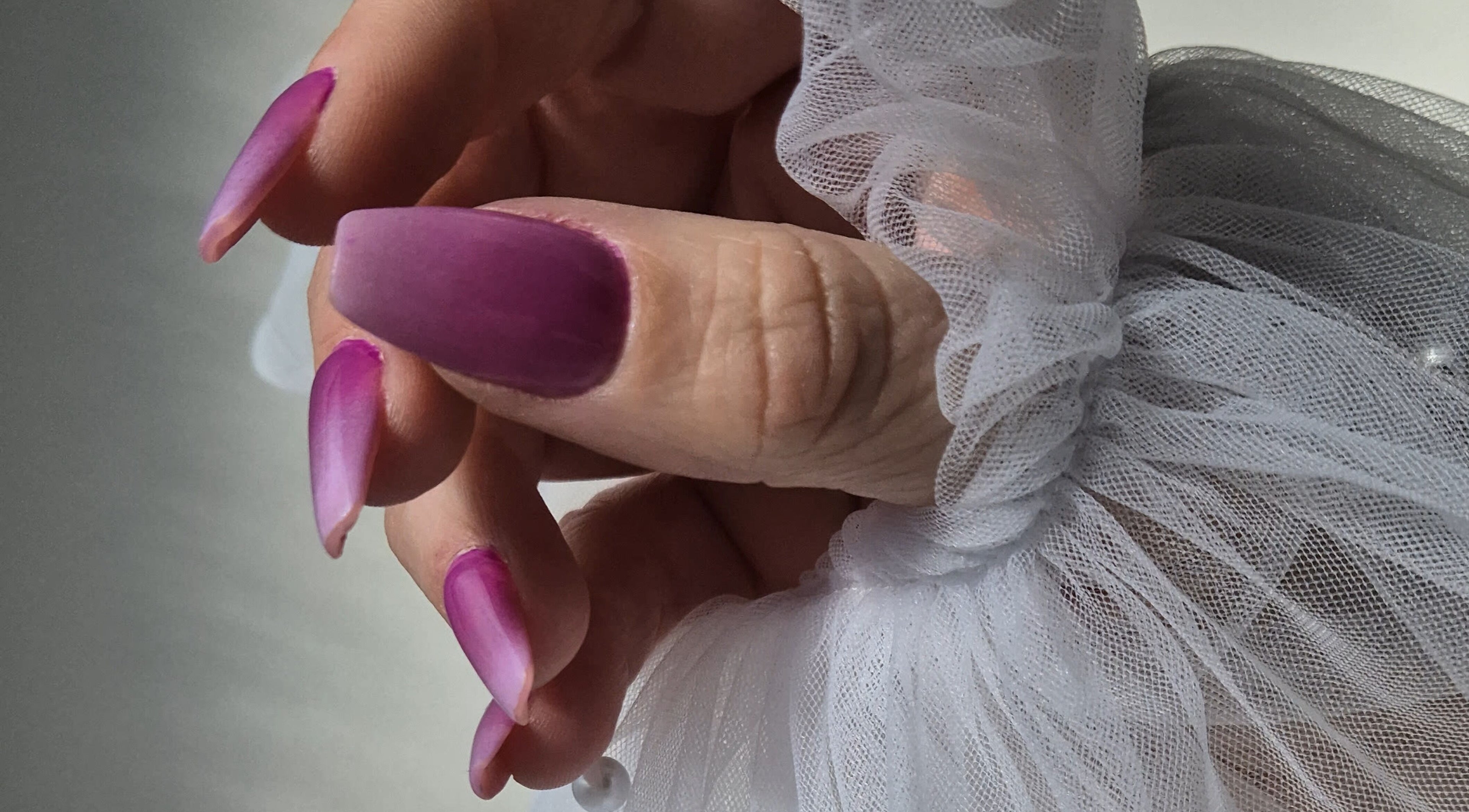 Ongles violets élégants à Hello Beauty, Ineuil, Centre-val De Loire, FR, mettant en valeur la beauté délicate.