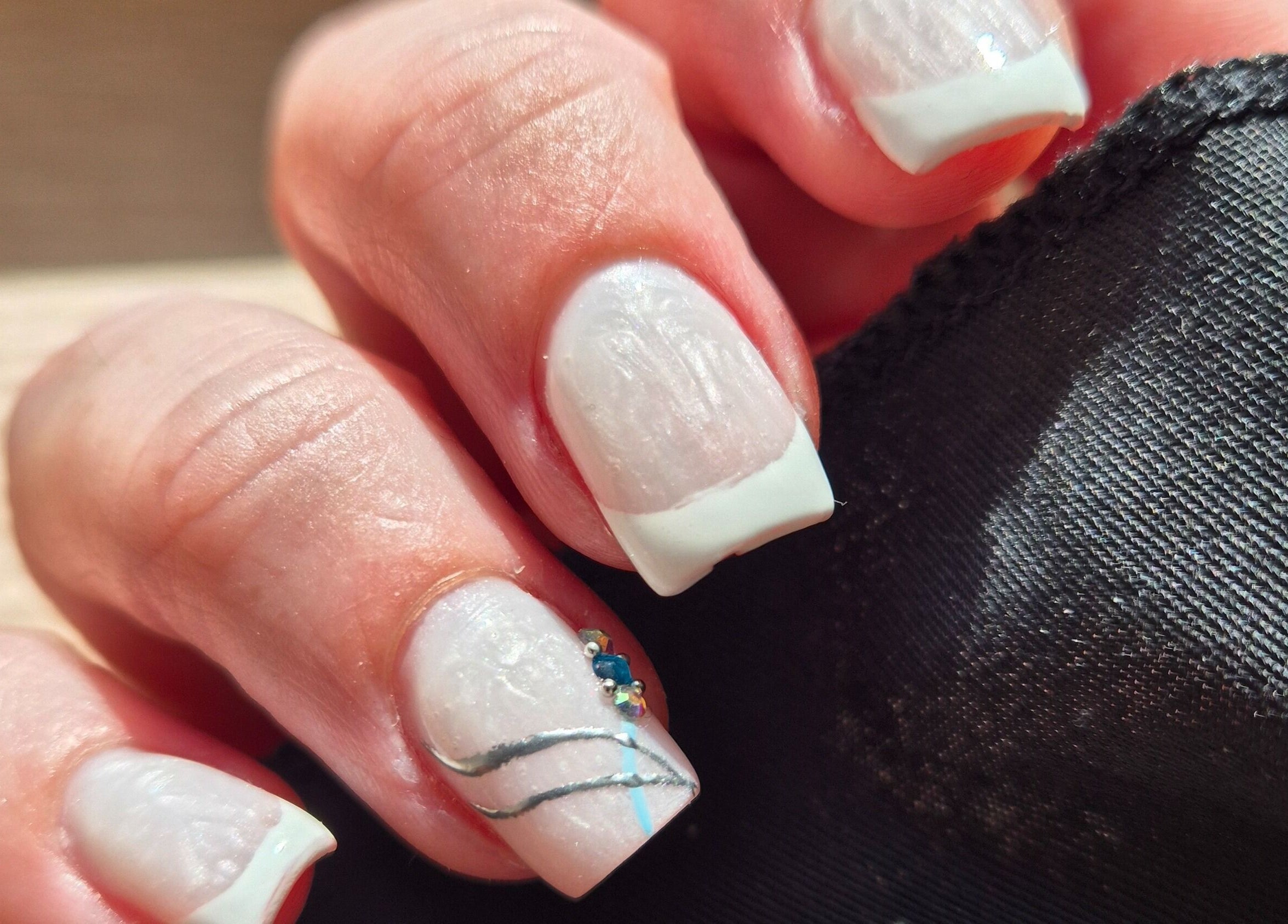 Nail art détaillé à Hello Beauty, Ineuil, Centre-val De Loire, FR. Décoration élégante de manucure française.