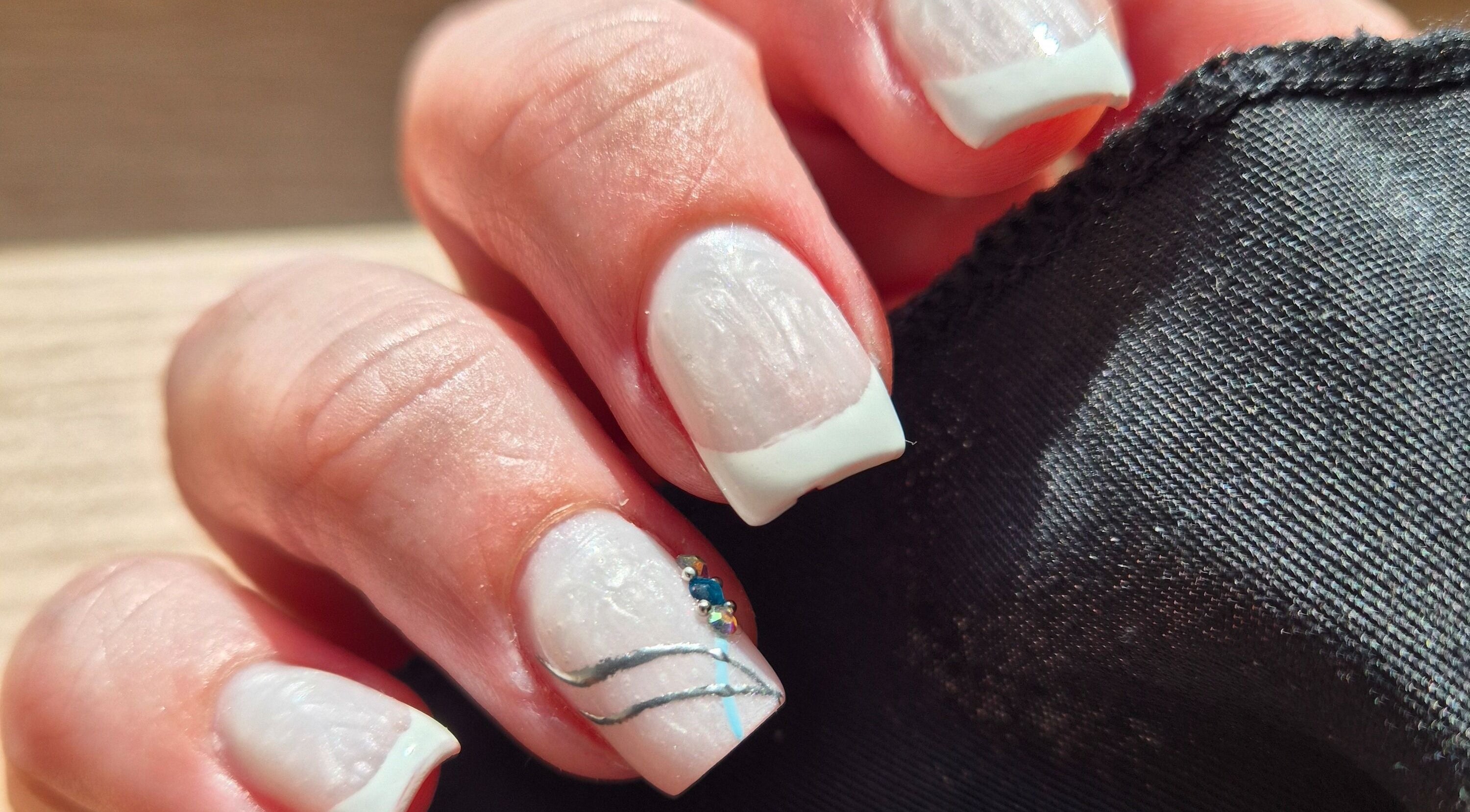 Nail art détaillé à Hello Beauty, Ineuil, Centre-val De Loire, FR. Décoration élégante de manucure française.