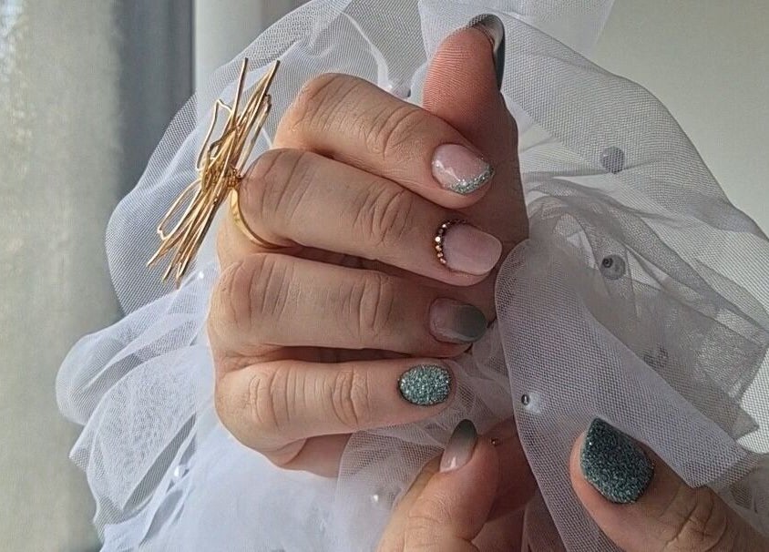 Manucure élégante à Hello Beauty, Ineuil, Centre-val De Loire, FR, mettant en valeur un design moderne.