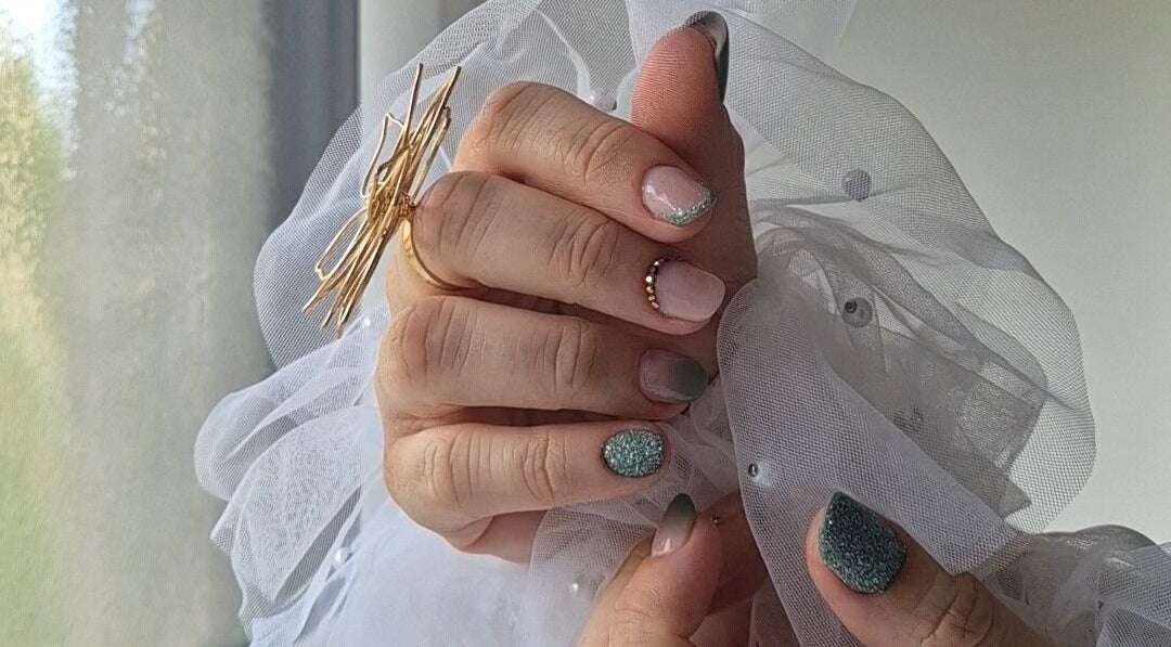 Manucure élégante à Hello Beauty, Ineuil, Centre-val De Loire, FR, mettant en valeur un design moderne.