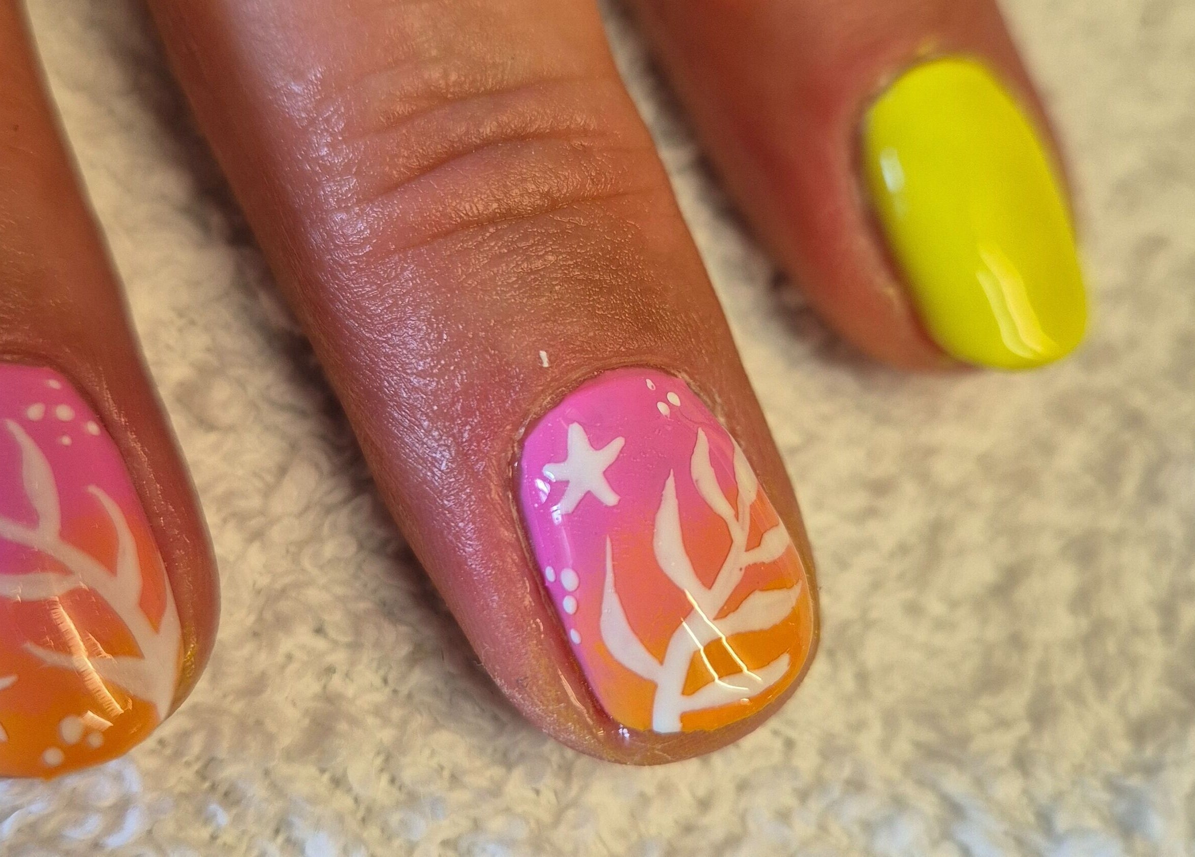 Manucure artistique Hello Beauty à Ineuil, Centre-val De Loire, FR avec dégradé tropical et motifs marins.