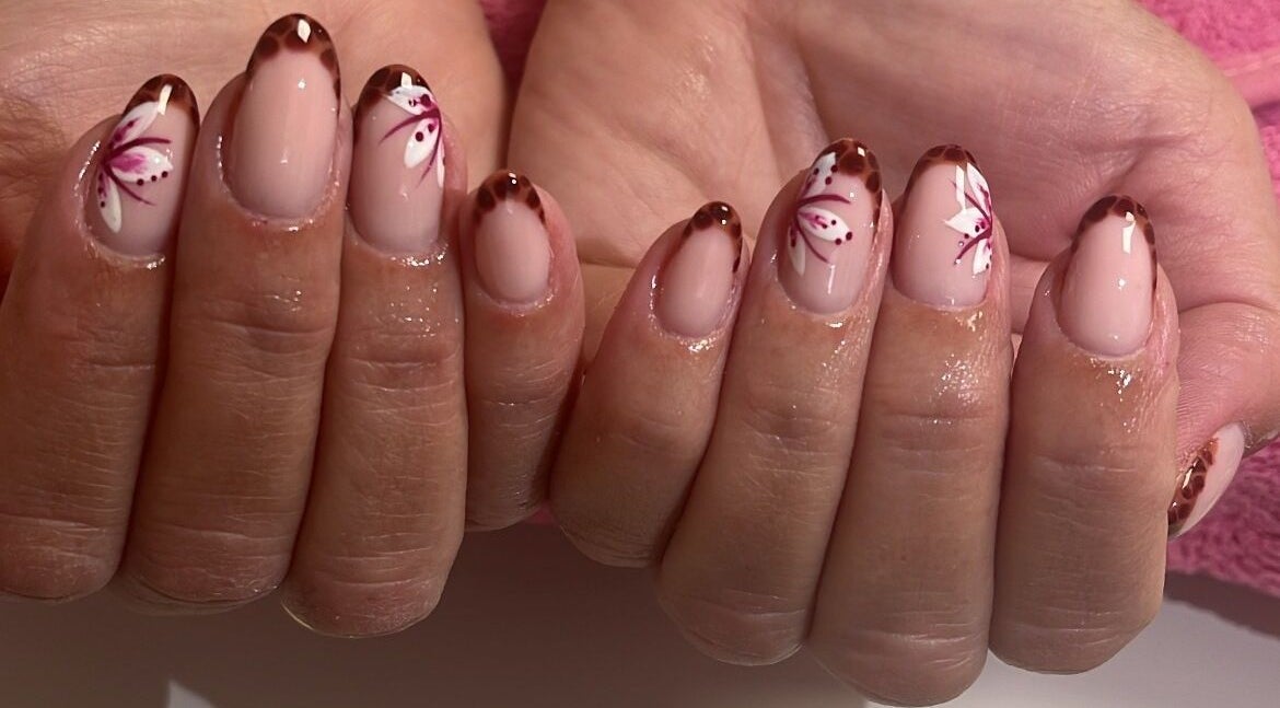 Manucure élégante avec motifs floraux à L’instant Précieux de Clara 🌸, Batilly, Grand Est, FR.