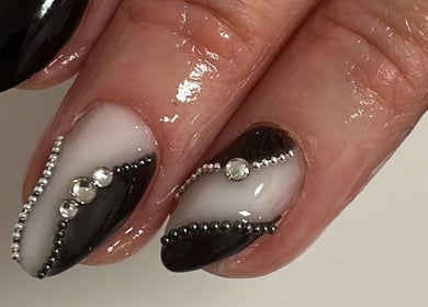 Nail art élégant avec strass chez L’instant Précieux de Clara 🌸, Batilly, Grand Est, FR.