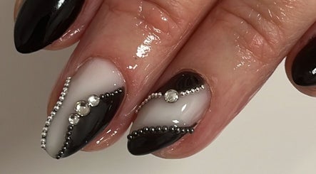 Nail art élégant avec strass chez L’instant Précieux de Clara 🌸, Batilly, Grand Est, FR.