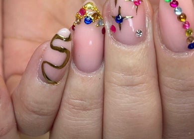 Nail art vibrant à L’instant Précieux de Clara 🌸 à Batilly, Grand Est, FR, décoré de strass colorés.