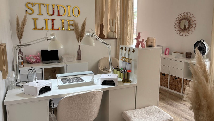Intérieur de Studio Nails Lilie à Pougues-les-eaux, Bourgogne-franche-comté, FR, décor moderne et chaleureux.