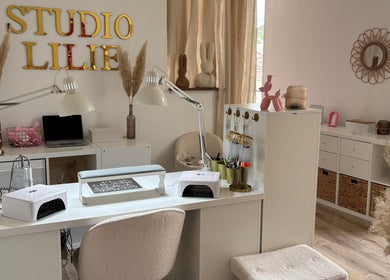 Intérieur de Studio Nails Lilie à Pougues-les-eaux, Bourgogne-franche-comté, FR, décor moderne et chaleureux.