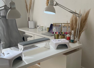 Intérieur stylé du Studio Nails Lilie à Pougues-les-eaux, Bourgogne-franche-comté, FR.