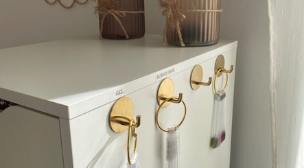Présentoir élégant pour ongles à Studio Nails Lilie, Pougues-les-eaux, Bourgogne-franche-comté, FR.