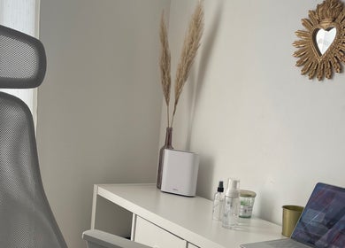 Espace de travail élégant chez Studio Nails Lilie, Pougues-les-eaux, Bourgogne-franche-comté, FR.