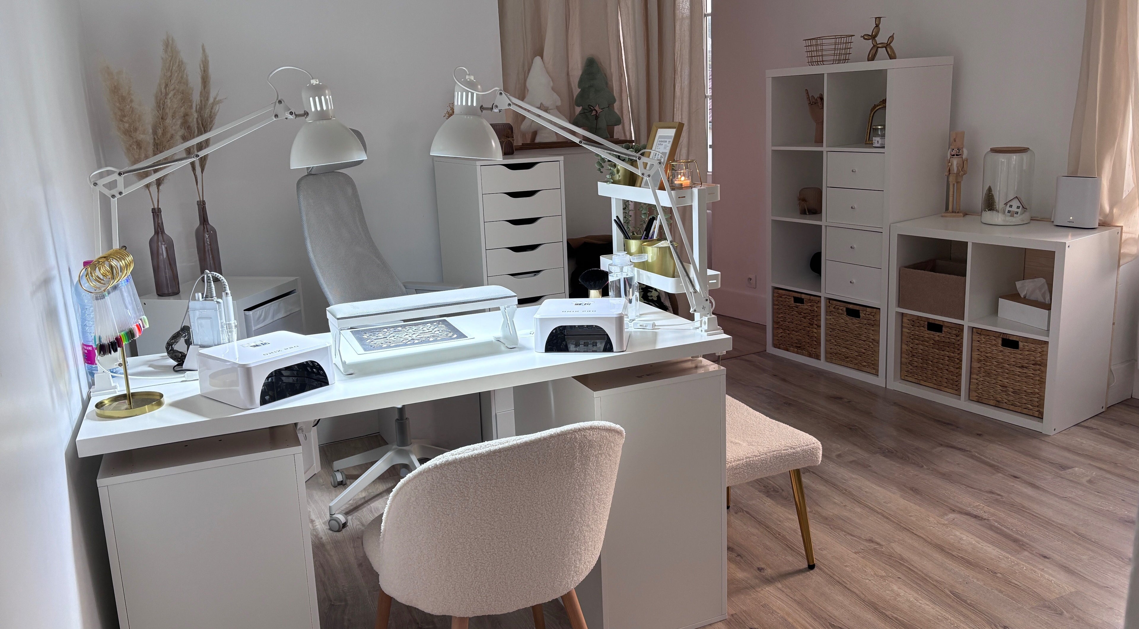 Intérieur chic de Elonglerie à Pougues-les-eaux, Bourgogne-franche-comté, FR, avec station de manucure moderne.