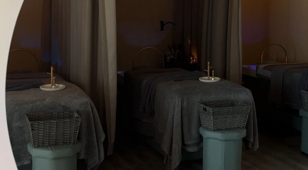 Sala de masajes acogedora en Shinsei Spa, Tijuana, Baja California, MX, con iluminación suave y decoración elegante.