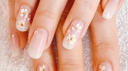 Elegant floral nail art at Maiwell Nagelstudio, Oldenburg, Niedersachsen, DE. Perfect for a chic look.