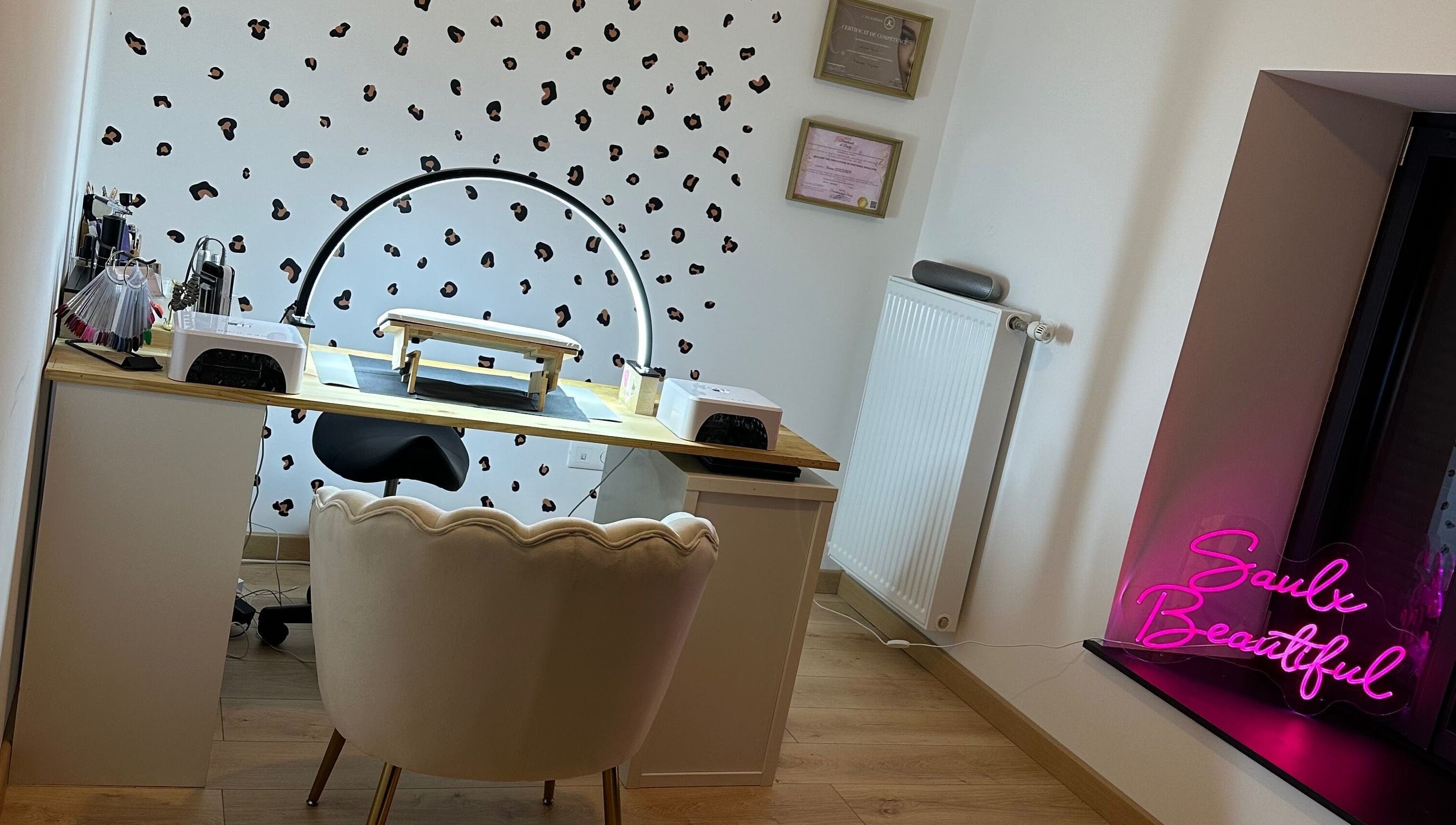 Station de manucure élégante chez Saulx Beautiful, Le Bouchon-sur-saulx, Grand Est, FR.