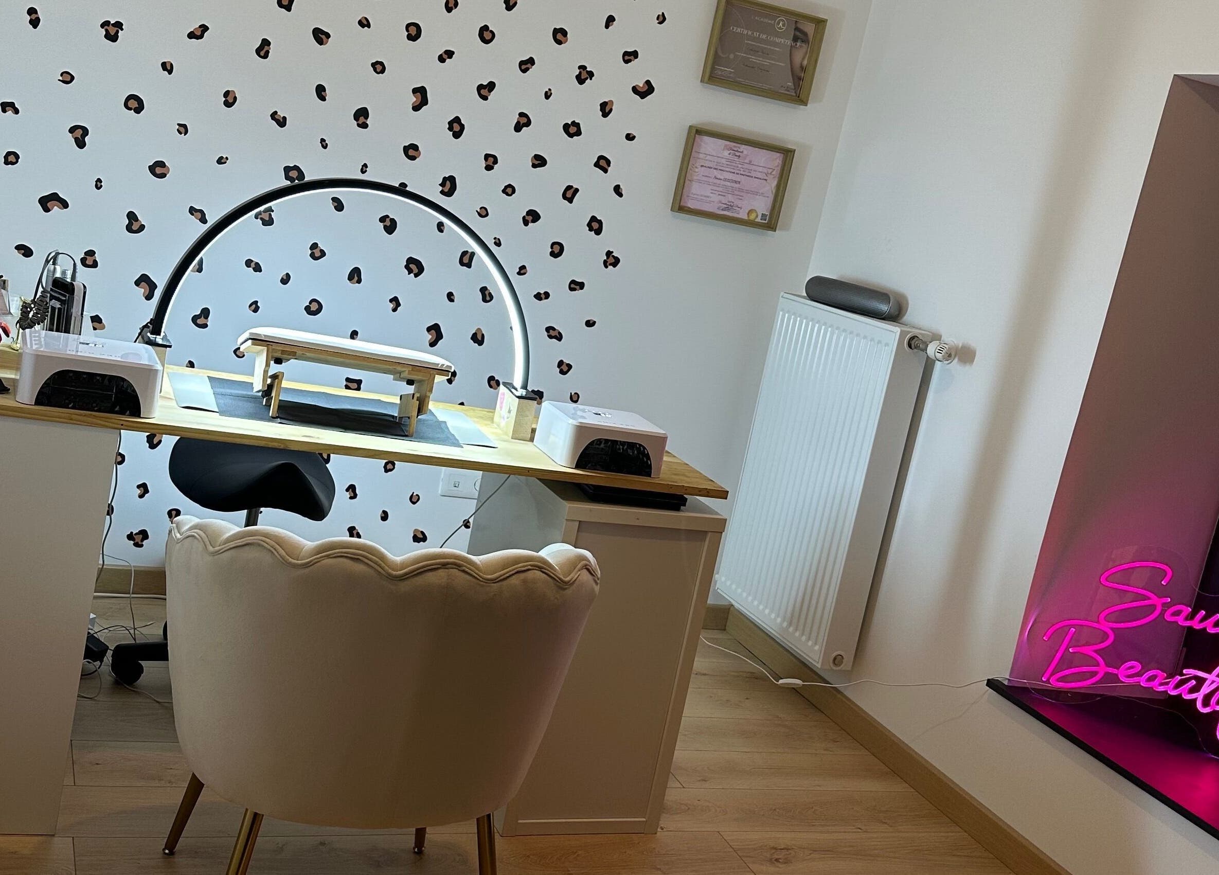 Station de manucure élégante chez Saulx Beautiful, Le Bouchon-sur-saulx, Grand Est, FR.