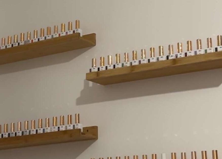 Vernis à ongles raffinés sur étagères à Saulx Beautiful, Le Bouchon-sur-saulx, Grand Est, FR.