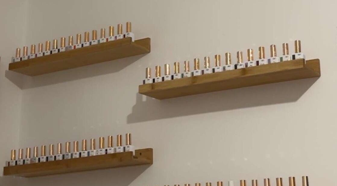 Vernis à ongles raffinés sur étagères à Saulx Beautiful, Le Bouchon-sur-saulx, Grand Est, FR.