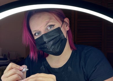 Technicienne de beauté au Saulx Beautiful, Le Bouchon-sur-saulx, Grand Est, FR, préparant un soin des ongles.