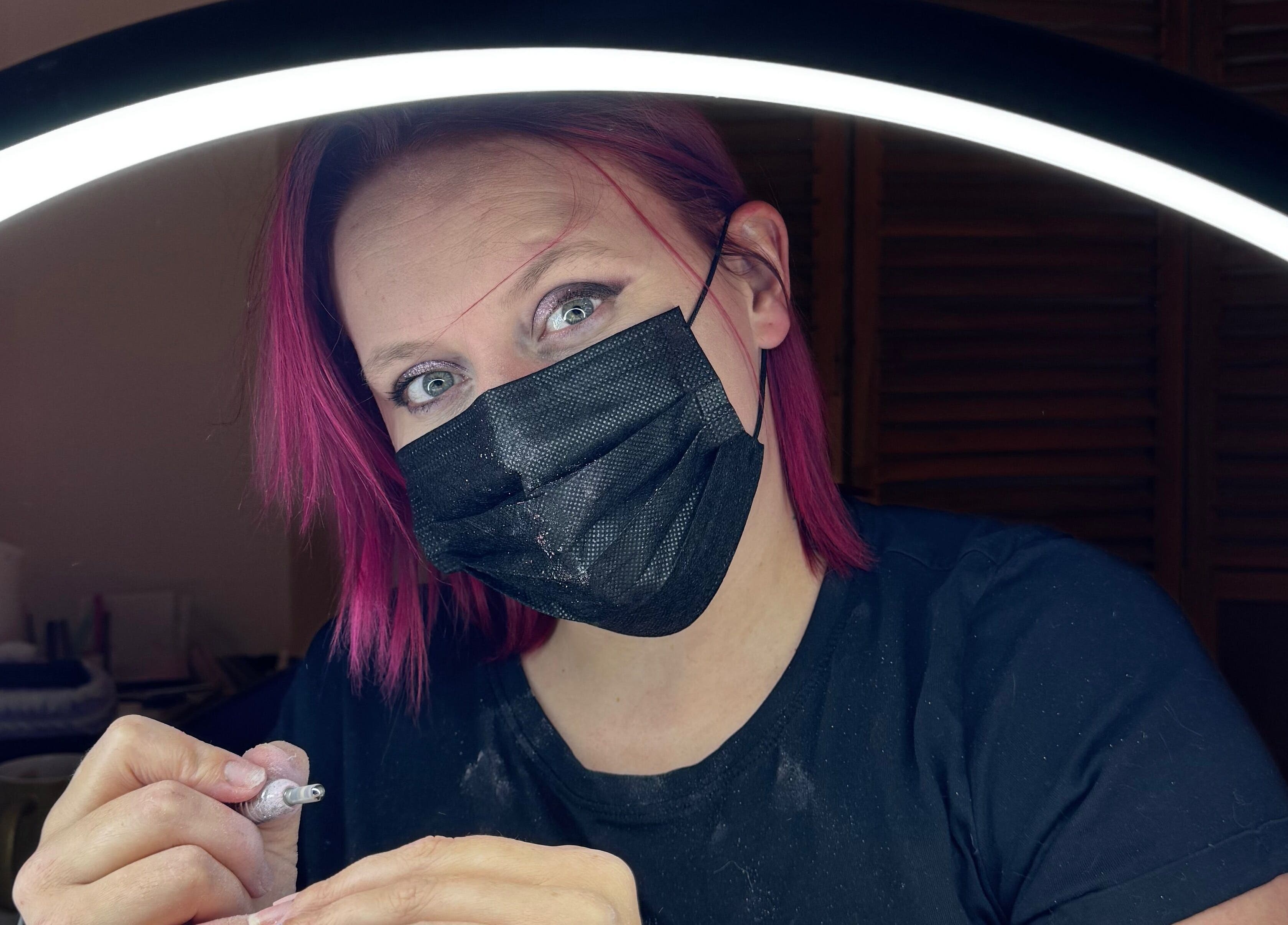 Technicienne de beauté au Saulx Beautiful, Le Bouchon-sur-saulx, Grand Est, FR, préparant un soin des ongles.