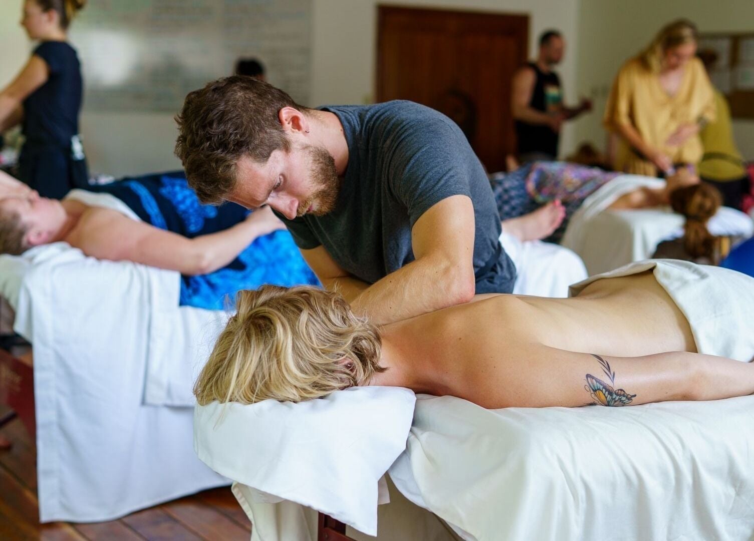 Therapist giving a massage at Hikari Massage & Craniosacral, Boca Raton, Florida, US. Relaxing spa ambiance.