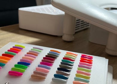 Nuancier de vernis colorés chez Fanny CR nail’s, Gaillon, Normandie, FR.