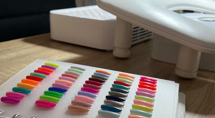 Nuancier de vernis colorés chez Fanny CR nail’s, Gaillon, Normandie, FR.