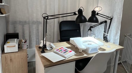 Espace manucure élégant chez Fanny CR nail’s, Gaillon, Normandie, FR avec outils professionnels.