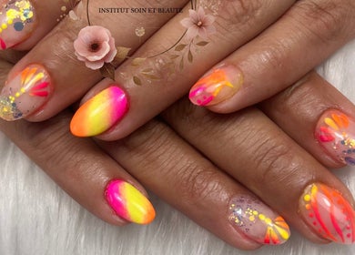 Design de vernis coloré chez Licyca à Plassac, Nouvelle-Aquitaine, FR. Manucure élégante et vibrante.