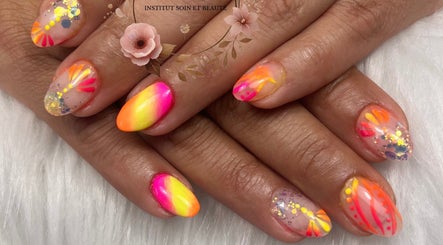 Design de vernis coloré chez Licyca à Plassac, Nouvelle-Aquitaine, FR. Manucure élégante et vibrante.