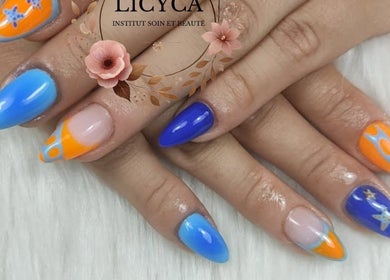 Design d'ongles bleu et orange chez Licyca à Plassac, Nouvelle-aquitaine, FR. Accent vibrant et artistique.